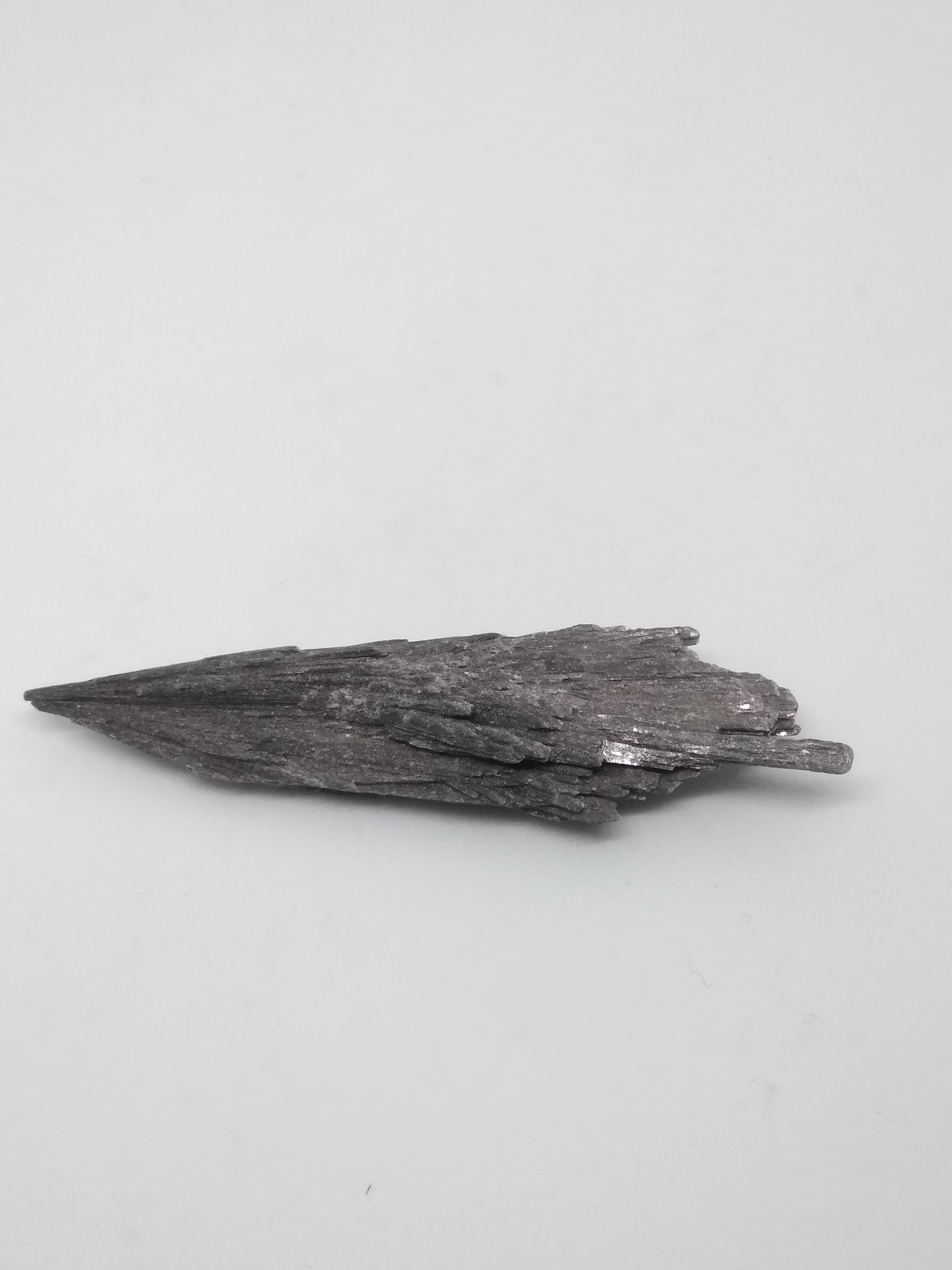 Black Kyanite (a)