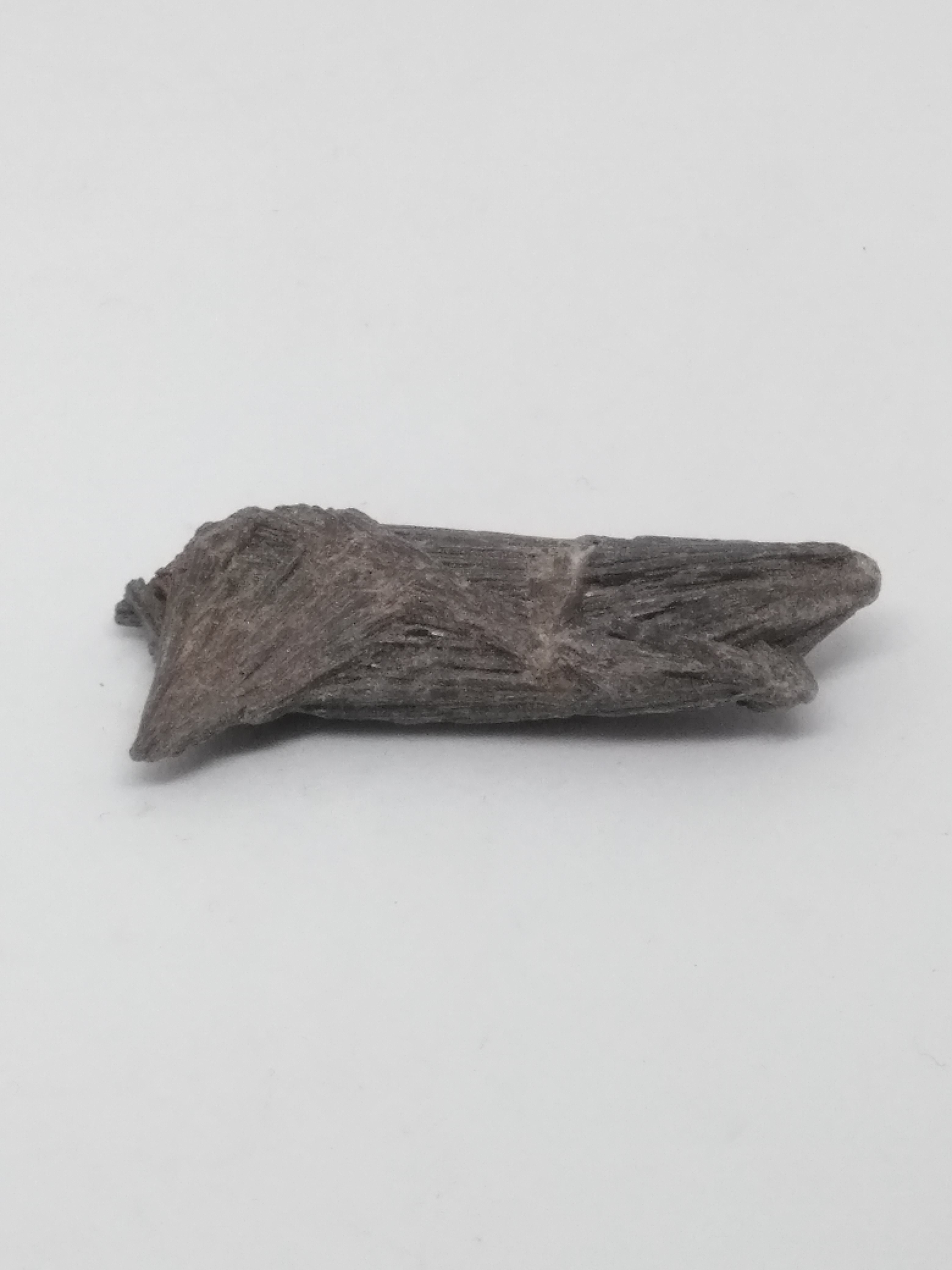 Black Kyanite (e)